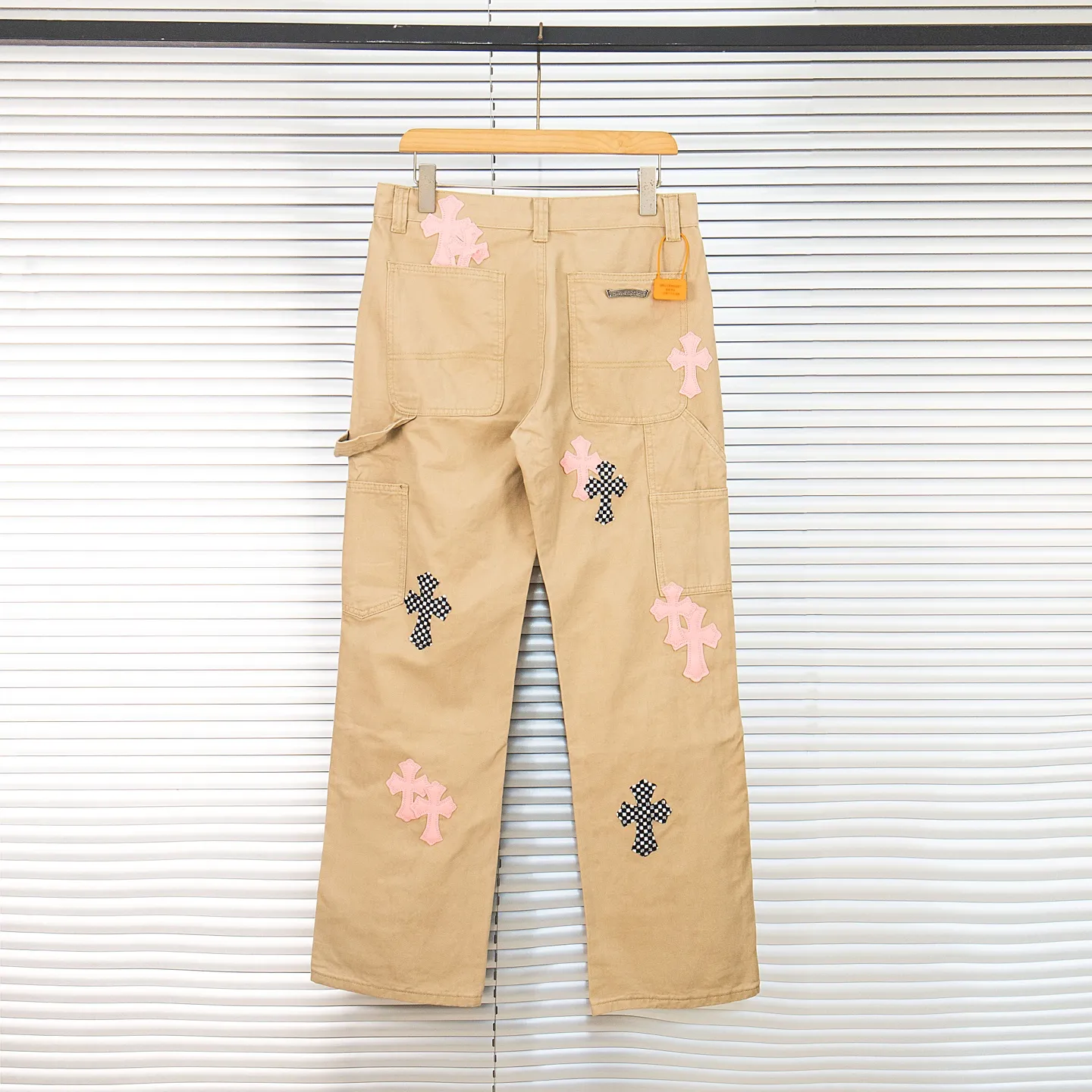 P260 Chrome Hearts Cherry Blossom Pink Leather and Wooden Spliced ​​Washed Jeans Authentically restore the ultimate vintage texture. Three-dimensional version. Loose and comfortable, not picky about the figure. Makes taller and slimmer. Factory-made. Original factory quality control. Same style for men and women. Can be matched with couples. Versatile recommendation. Must-have jeans for all seasons. Fashionistas have been disappointed. The quality selection of fabrics, the tailoring of details, and the matching of patterns are all impeccable! The upper body is so handsome when worn...it can be easily worn by men, women and children! The craftsmanship is made of heavy-duty washed pure cotton denim fabric. After washing, it is soft and thick. It is very stylish when worn on the body. Style number: 1758# (the same jacket is available) Color: Khaki Size: 28 30 32 34